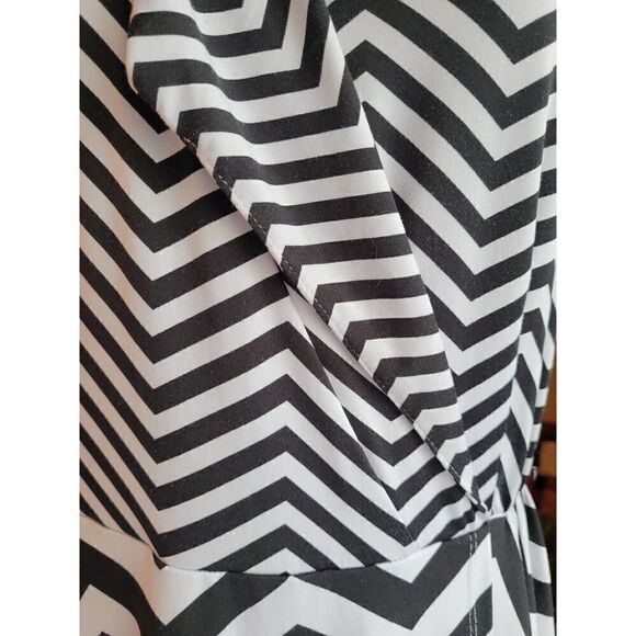 Women's size m/L stretchy Chevron high low dress sleeveless v-neck black white - Picture 6 of 13